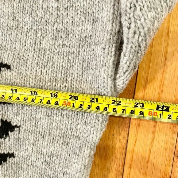 VTG Men’s Sweater Oversized 100% Wool Gray Sun Decor Heavy Hand Knit Ecuador